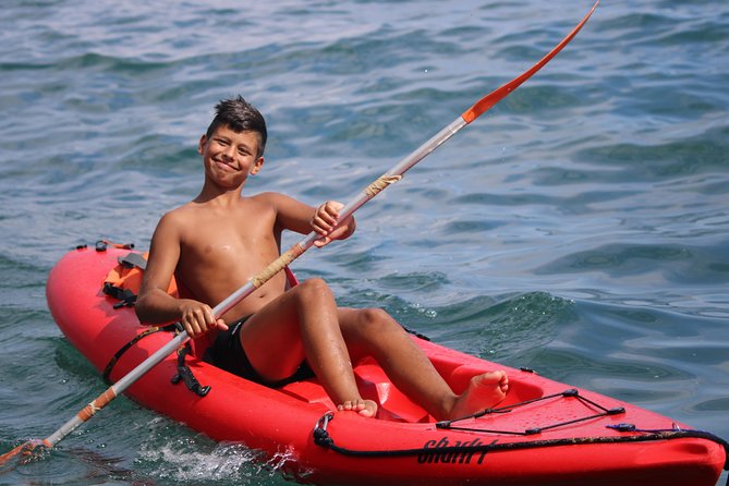 Kayak tour in Lagos to visit the caves. - Meeting at Cais da Solaria, then getting geared up fast