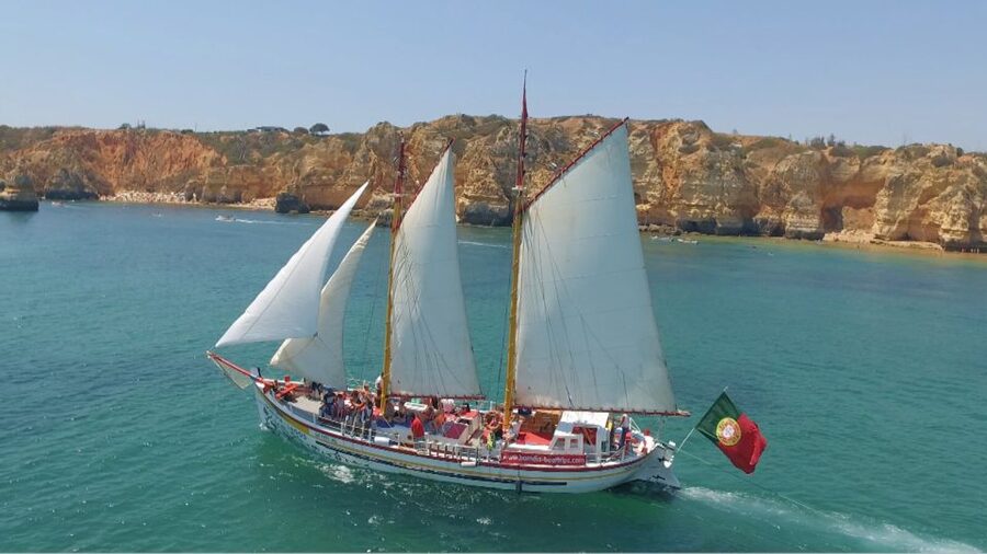 Lagos: Ponta Piedade Sail & Caves Cruise w/Portuguese Tapas - Crew and safety: the calm behind the excitement