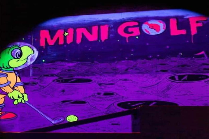 Lisbon: 18-Hole Indoor Minigolf Ticket with Bar Area - Playing the Full 18 Holes, Natural Light to UV Neon