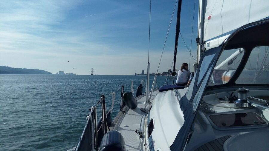 Lisbon: 2-Hour Sailing Yacht Cruise & Guided Tour w/2 drinks - Key highlights to know before you go