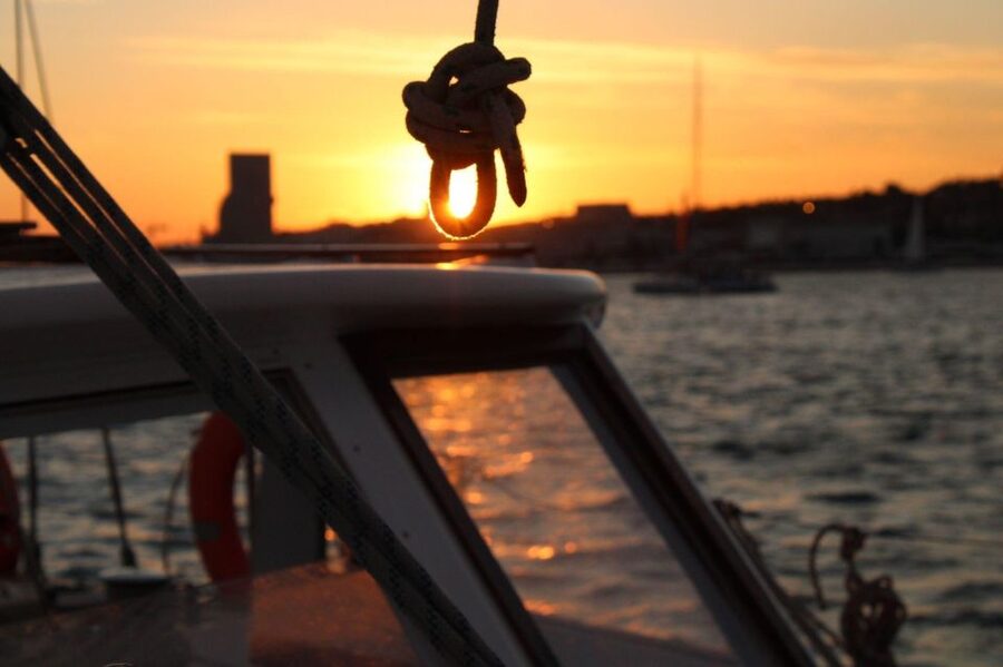 Lisbon: 2H Sunset Boat Cruise Tour with Drinks - Quick hits before you sail