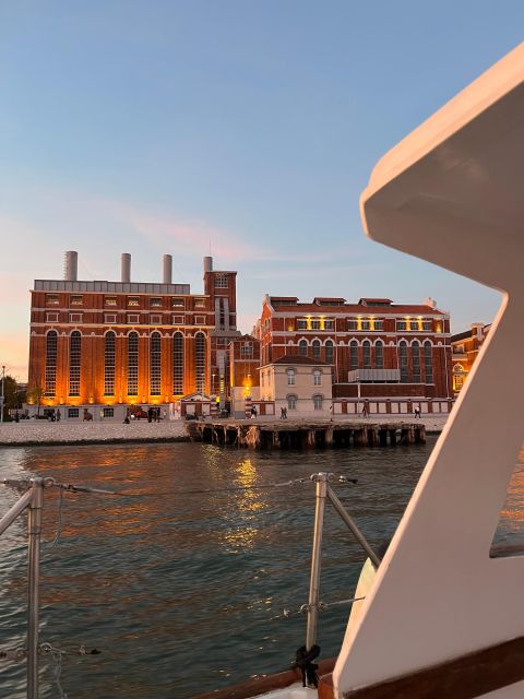 Lisbon: 2H Sunset Boat Cruise Tour with Drinks - Alfama and Praça do Comércio: the old-quarter atmosphere and the open square feel