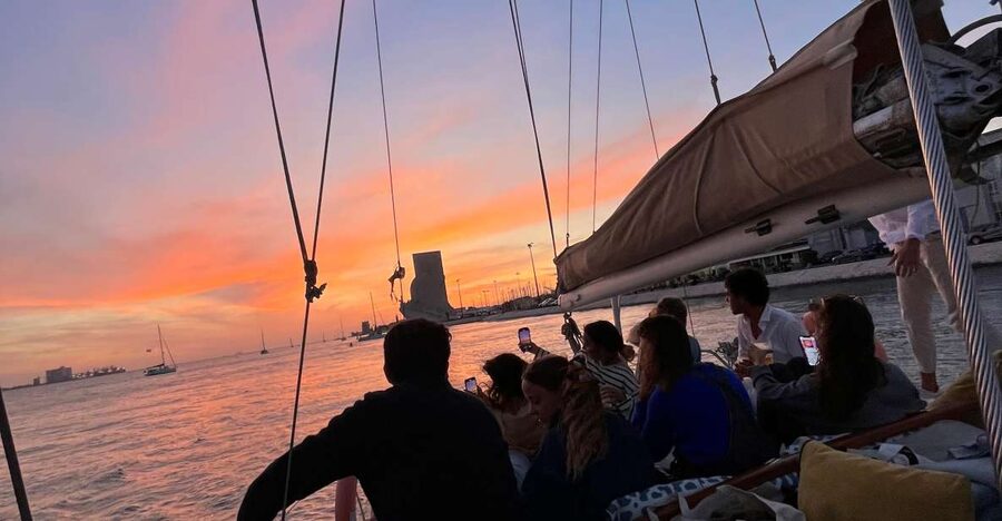 Lisbon: 2H Sunset Boat Cruise Tour with Drinks - Welcome Drinks and an Aperitivo That Actually Feels Portuguese