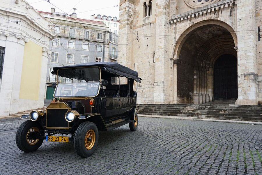 Lisbon: 3-Hour Street Art Tuk Tuk Tour - Street art plus viewpoints, powered by a tuk tuk