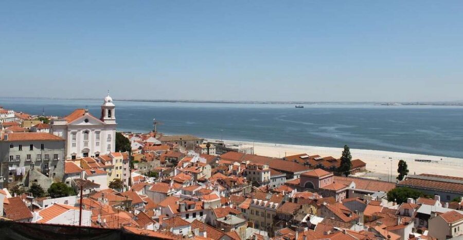 Lisbon: Alfama and São Jorge Castle Quarters Walking Tour - Guides, language options, and what makes the storytelling work