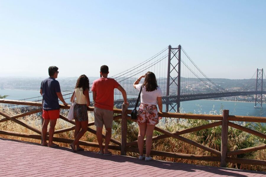 Lisbon: Arrábida and Sesimbra Day Trip with Wine - Christ the King Photo Stop and Two Bridge Crossings Back to Lisbon