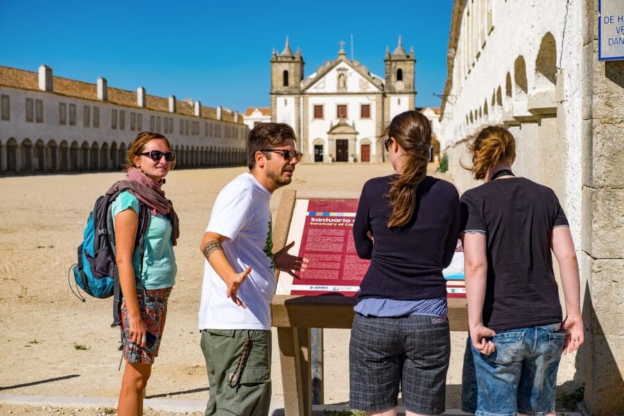 Lisbon: Arrábida Natural Park and Sesimbra Day Trip - Sesimbra: fishing village life, then the Moorish castle