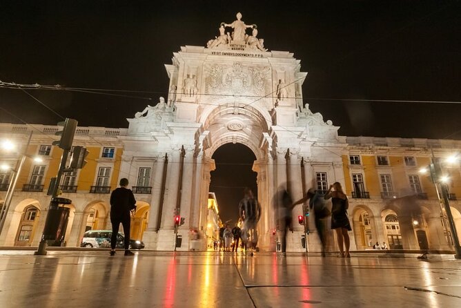 Lisbon: Authentic Fado Show, Dinner and Night Tour - Dinner in a typical Fado restaurant: when hunger meets performance