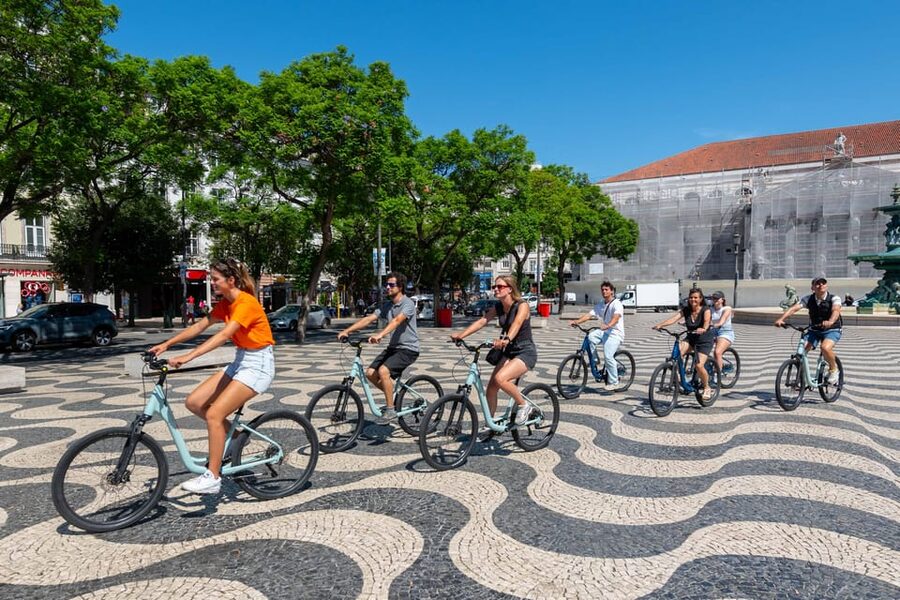 Lisbon Bike Tour: Langs de rivier van Belém naar Lissabon - The move into downtown: Cais do Sodré, Commerce Square, and classic plazas