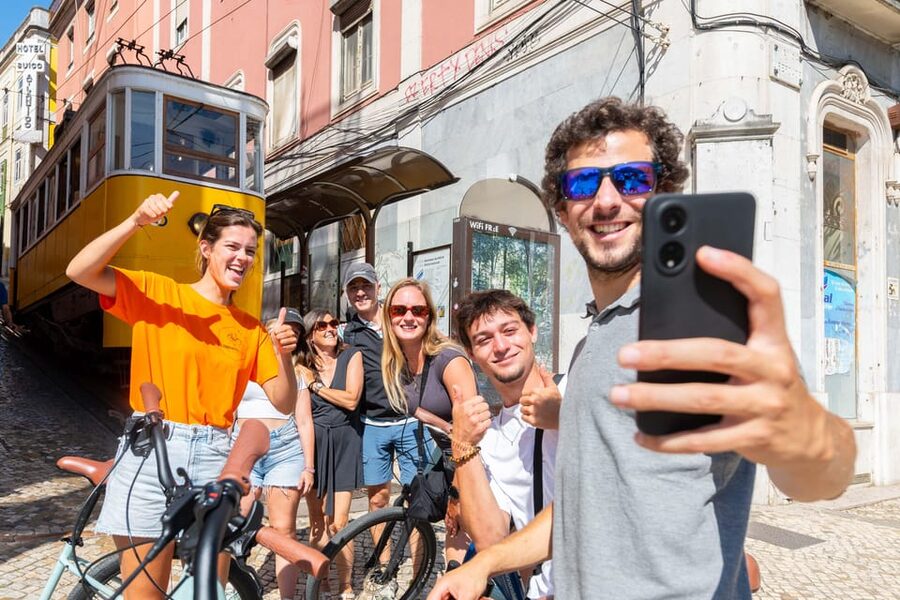Lisbon Bike Tour: Langs de rivier van Belém naar Lissabon - Dutch-speaking guides: stories that turn streets into a map