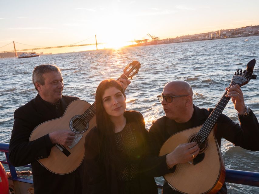 Lisbon: Boat Cruise with Live Fado Performance and a Drink - The route: key Lisbon scenery from the river