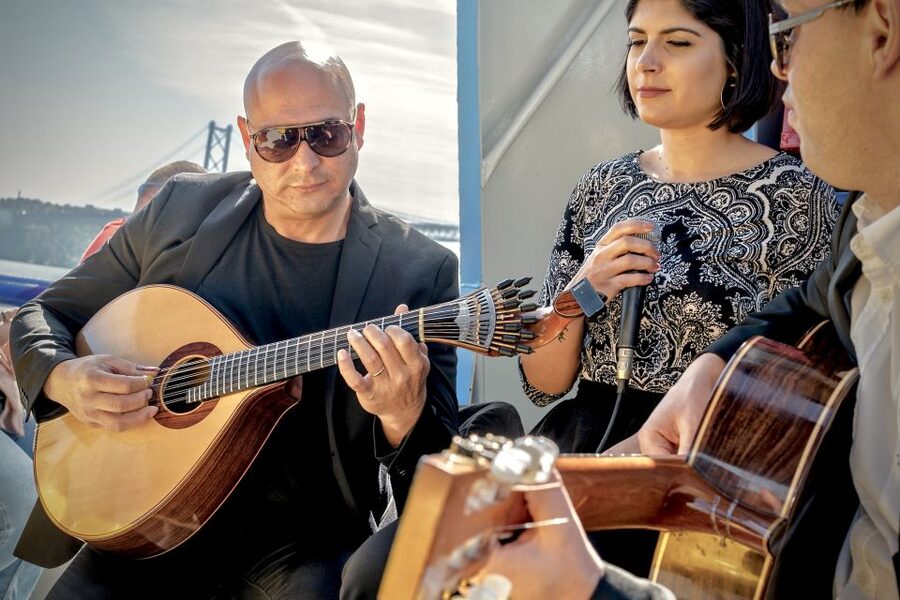 Lisbon: Boat Cruise with Live Fado Performance and a Drink - Getting to Cais do Sodré, and finding the right pier