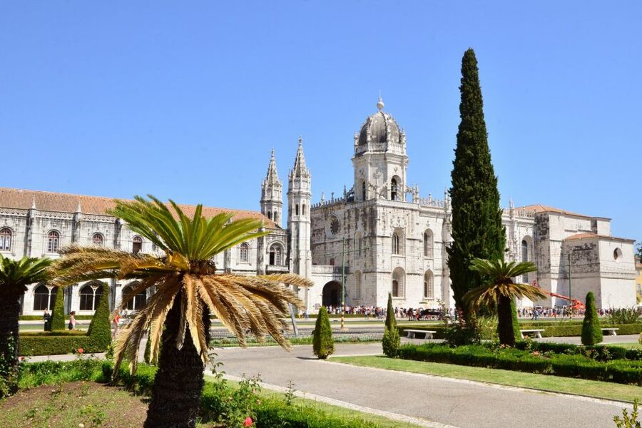 Lisbon: Boat Tour Ticket and Hop-on Hop-off 48-Hour Bus. - Audio guides and onboard perks that make the ride easier