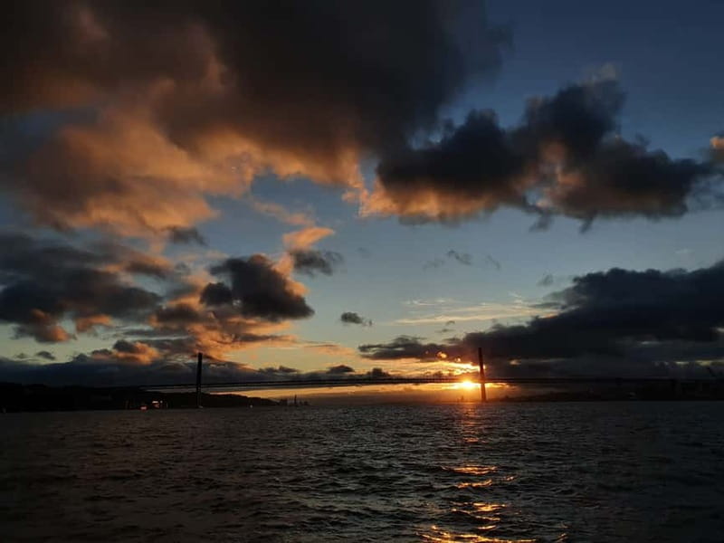 Lisbon: Catamaran Cruise with Drinks & Pastel de Nata - Getting there and getting settled without wasting your cruise time
