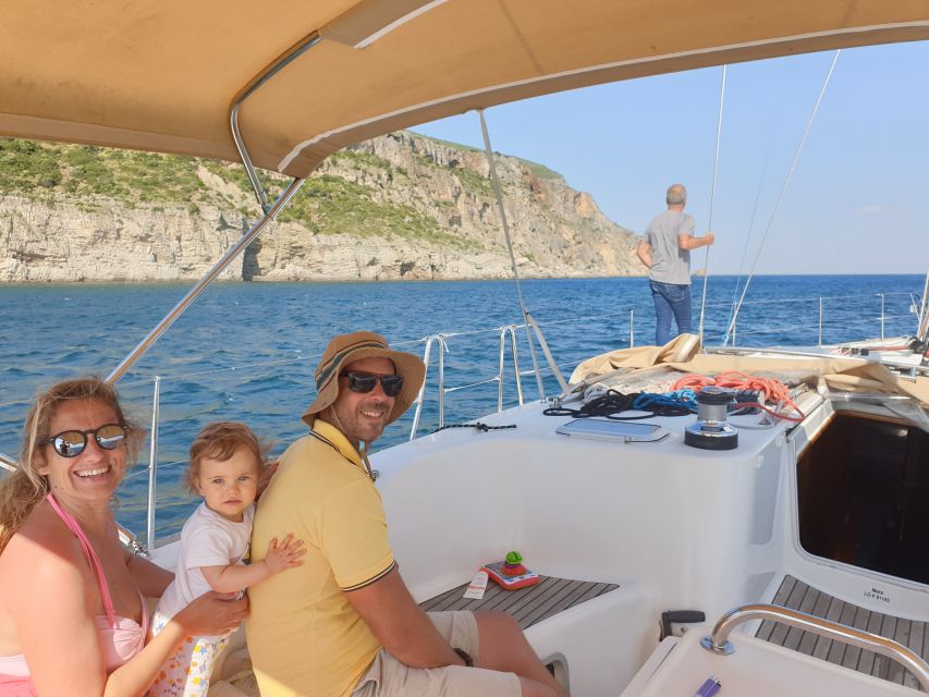 Lisbon: Champagne Sailing Tours - What the group size and crew vibe mean for your evening