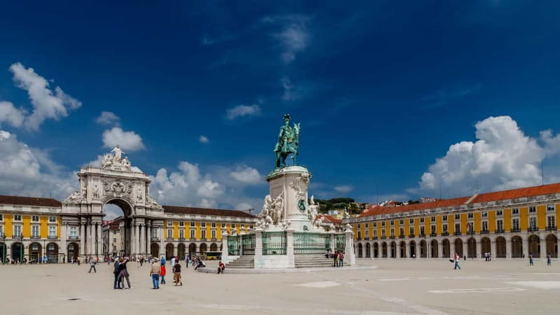 Lisbon: City Tuk-Tuk Guided Tour with Hotel Pickup - Downtown Anchors: Praça do Comércio, Pink Street, and the Market Finish