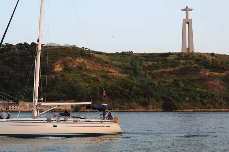 Lisbon: Classic Yacht Tour with Drinks and Pastel de Nata - Baixa de Lisboa and Commerce Square from the river