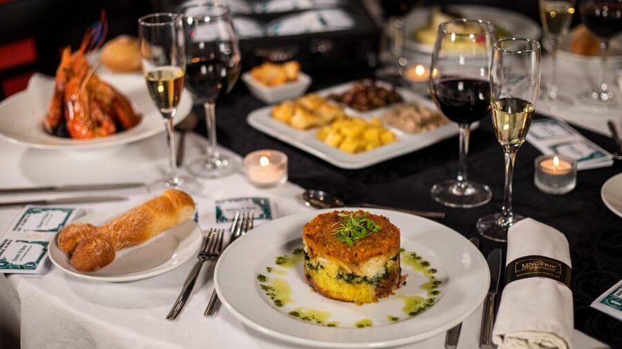 Lisbon: Erotic Cabaret Show and Dinner - A 2.5-hour dinner show that starts with Portuguese wine