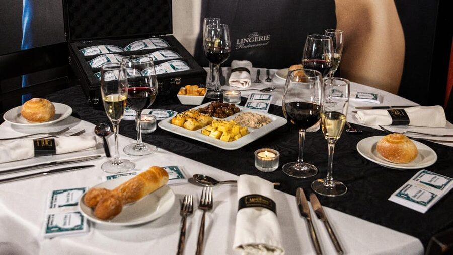 Lisbon: Erotic Cabaret Show and Dinner - Unlimited Portuguese wine: fun included, but pace matters