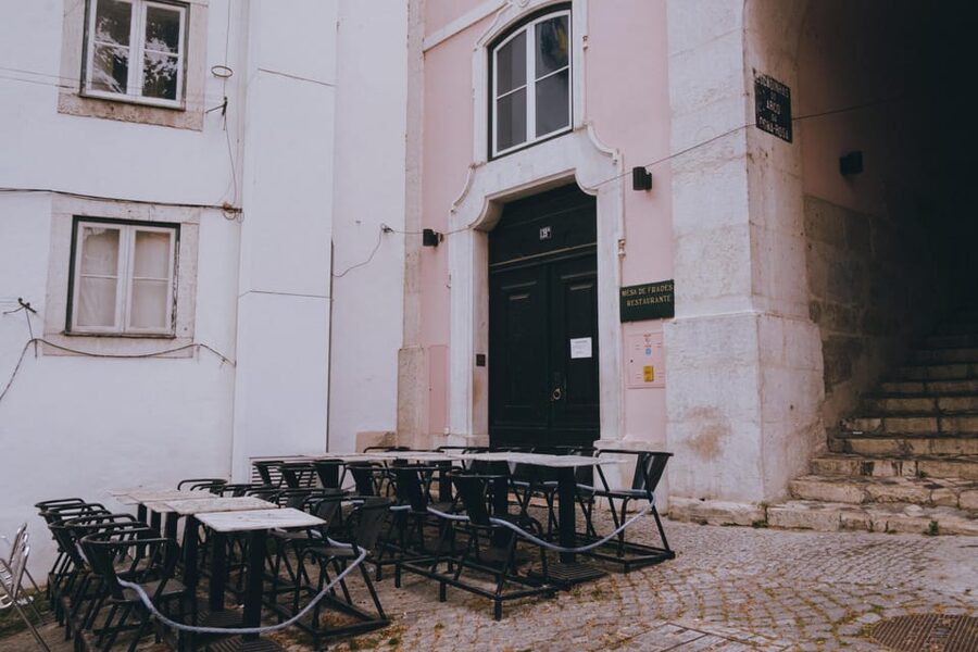 Lisbon: Fado Night with Dinner in a Typical Fado House - The evening flow: dinner, then Fado segments in a small room