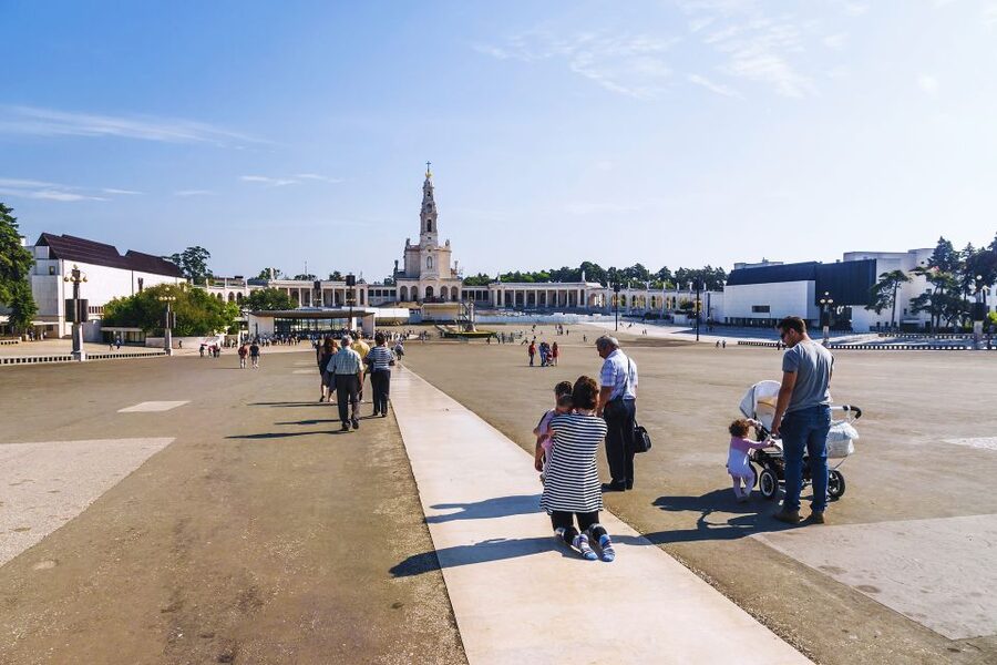 Lisbon: Fatima, Batalha, Nazare and Obidos Tour Hotel Pickup - Óbidos: Medieval Streets, Castle Walls, and Ginjinha