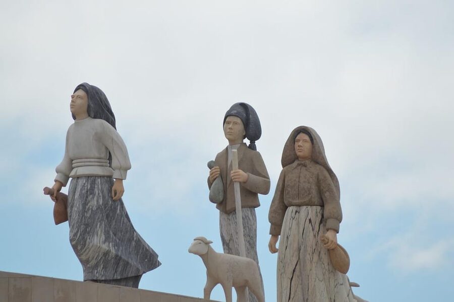 Lisbon: Fátima & Holy Eucaristy Miracle Relic, Spiritual Day - Lunch and Shopping Time in Fátima