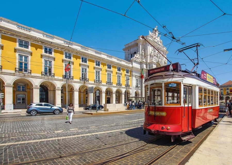 Lisbon: Guided Eco Tuk Tuk sightseeing tour - Key things that make this tour work
