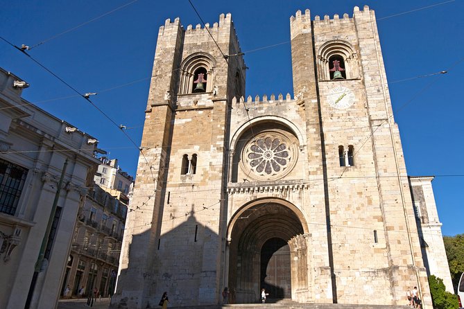 Lisbon Highlights - Private Tour with Van and Local Guide - São Roque and Chiado: Where Art Meets Street-Level Lisbon