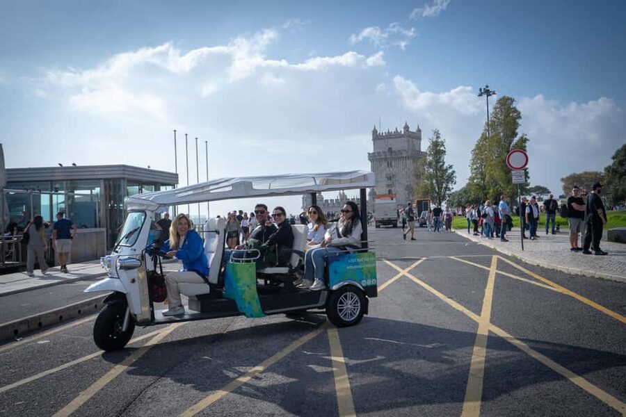 Lisbon Highlights: Private Tuk Tuk Sightseeing City Tour - How the guide experience shows up in real life