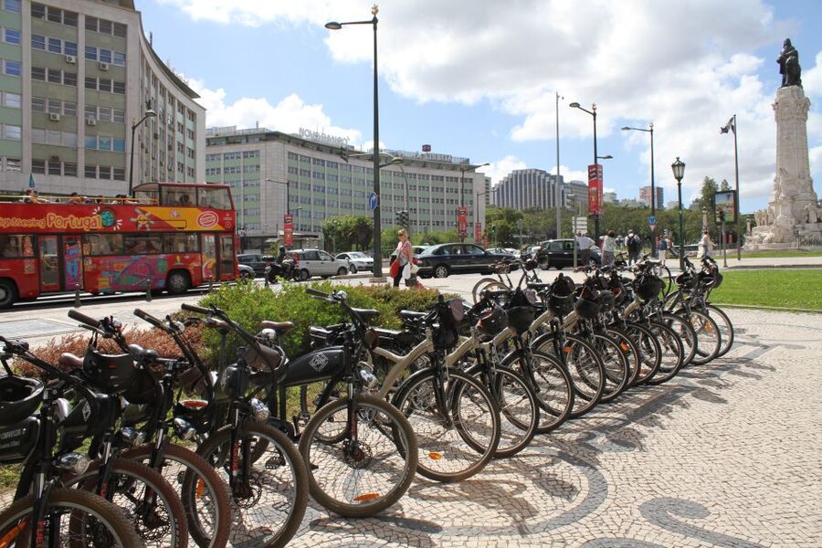 Lisbon: Hills, Alfama, and Mouraria Tour by Electric Bike - Guides, pacing, and practical tips for Lisbon’s cobbles