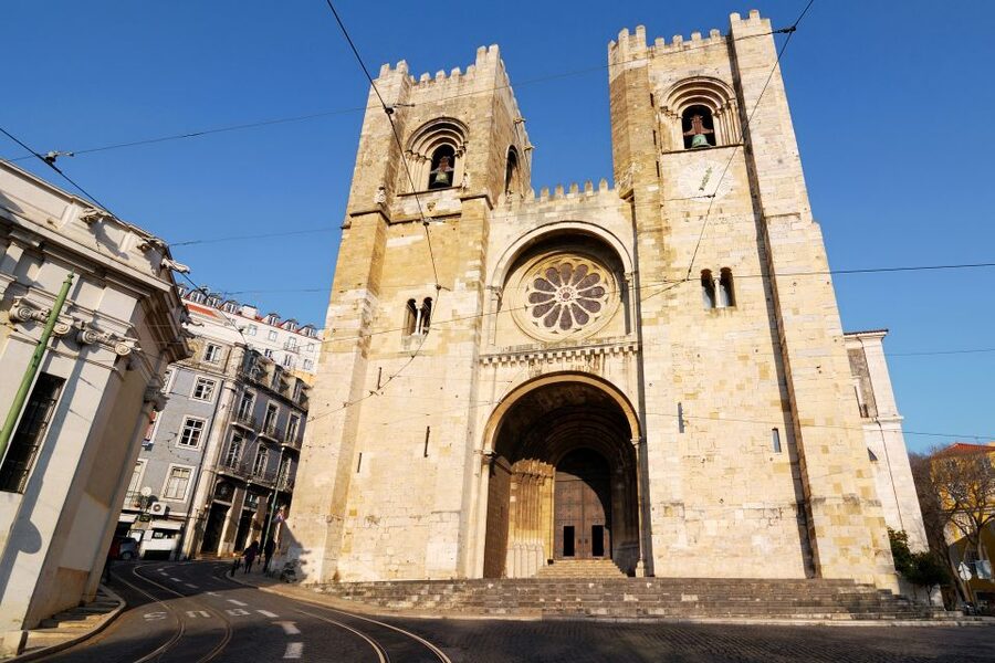 Lisbon: Hills Red Tram Tour by Tram 28 Route 24-Hour Ticket - Praça do Comércio to the Hills: Starting Where Lisbon Feels Big