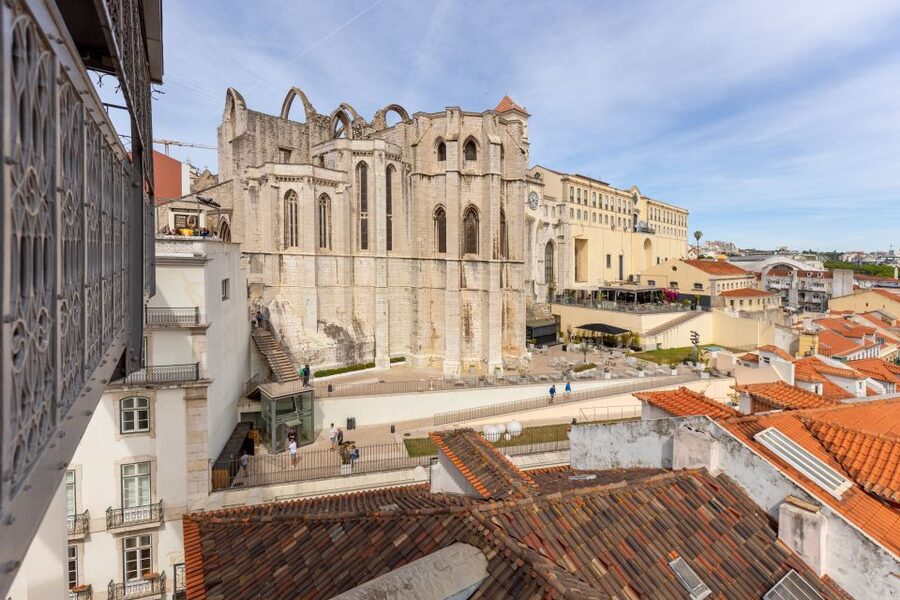 Lisbon: History, Stories and Lifestyle Walking Tour - Ending at Lisbon Cathedral, 1150 and the layers after that