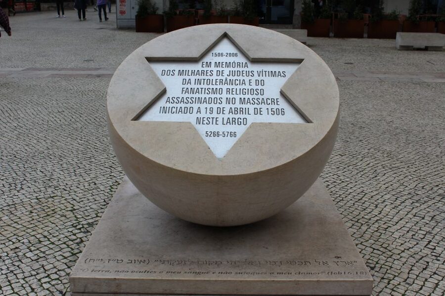 Lisbon: Jewish History in Portugal Guided Walking Tour - Meeting at A Padaria Portuguesa, then heading into the story