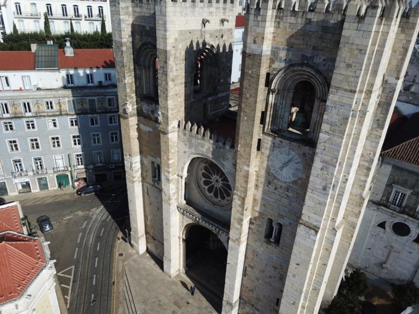 Lisbon: Lisbon Cathedral Entry Ticket - Cathedral naves and ambulatory: how to walk the 800-year storyline