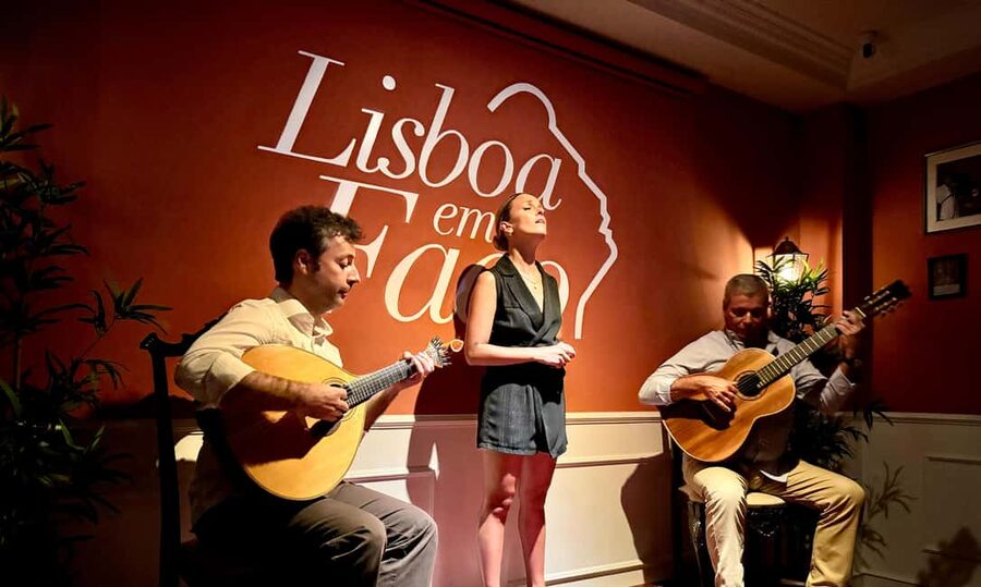 Lisbon: Live Fado Show with Port Wine at Lisboa em Fado - The 50 minutes: what you actually get (10 fados plus an instrumental)