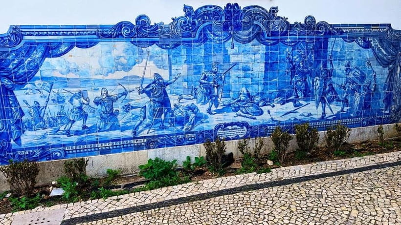 Lisbon: Old Town Tuk-Tuk Tour - Miradouro breaks: Santa Luzia and Portas do Sol