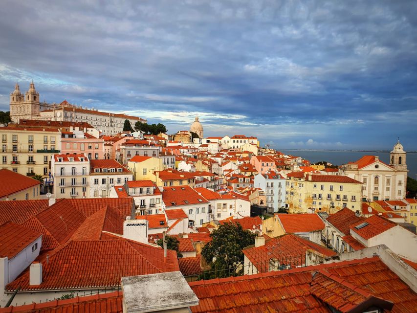 Lisbon: Old Town TukTuk Tour and Scenic Viewpoints in Alfama - Meeting your guide and shaping the route around your schedule