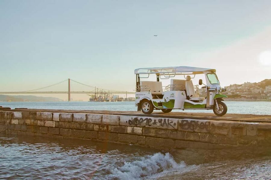 Lisbon on a Tuk Tuk Tour: History & Viewpoints - Rossio, Restauradores, and the Central Lisbon Sweep