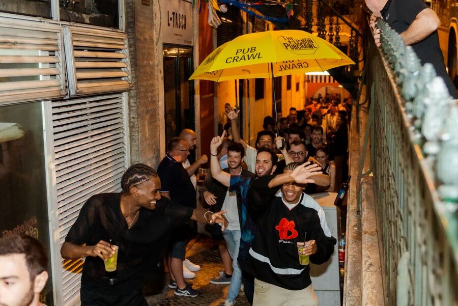 Lisbon PinkStreet Pubcrawl: 1hOpen Bar, Shots,VIP Club Entry - The 1-hour open bar: beer, sangria, and the built-in momentum