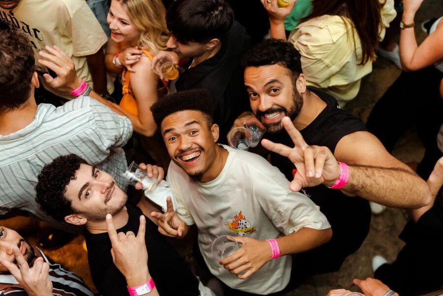 Lisbon PinkStreet Pubcrawl: 1hOpen Bar, Shots,VIP Club Entry - Cais do Sodré nightlife, then VIP entry to the club