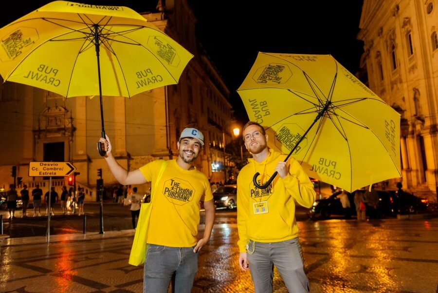 Lisbon PinkStreet Pubcrawl: 1hOpen Bar, Shots,VIP Club Entry - Group energy and meeting people from everywhere
