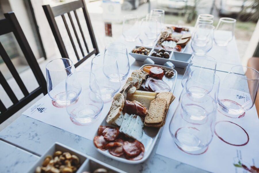 Lisbon: Portuguese Wine and Cheese Tasting with Lunch - The two-hour plan: tasting six Portuguese wines, then eating lunch