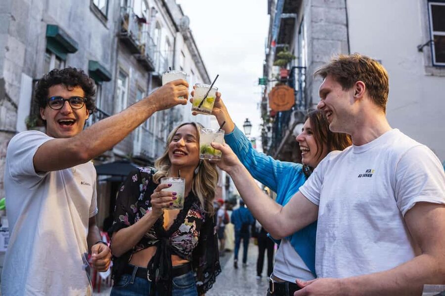 Lisbon: Private Dark History Walking Tour with Drinks - Largo do Carmo to Bairro Alto: how the 3 hours usually play out