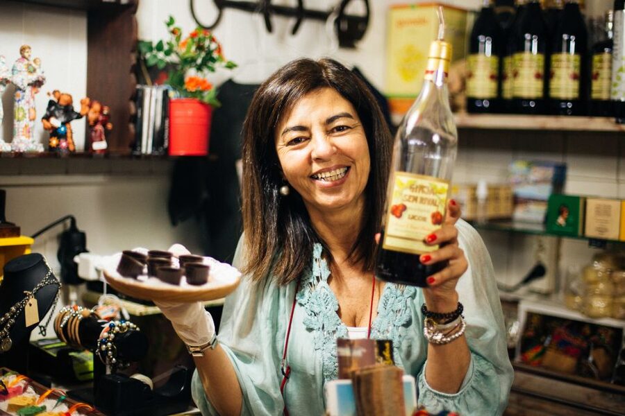 Lisbon: Private Evening Tour with Drinks & Bites in Alfama - Practical Tips so You Enjoy the Walk and the Food