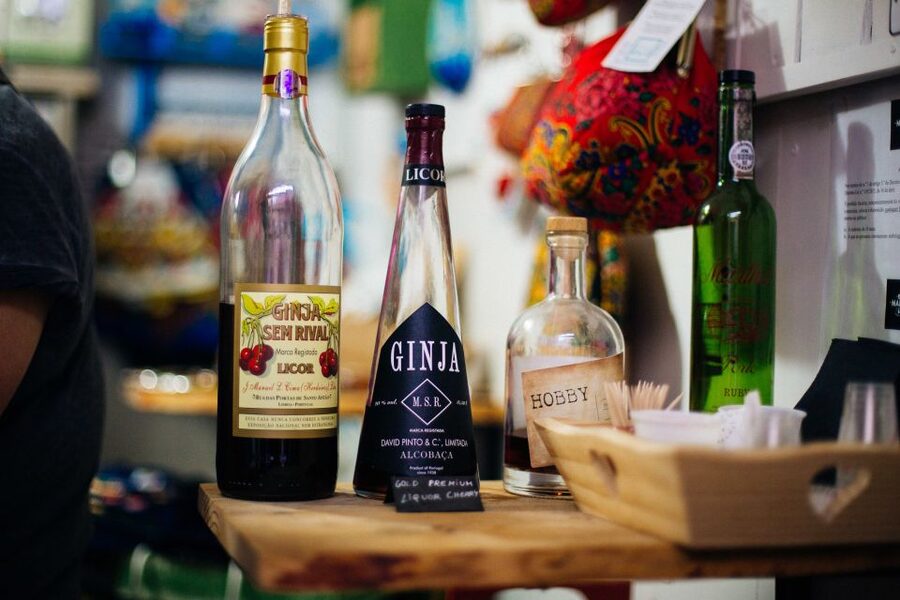 Lisbon: Private Evening Tour with Drinks & Bites in Alfama - Alfama After Dark: What the 2.5-Hour Private Evening Delivers