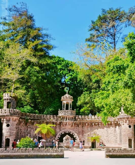 Lisbon: Private guided tour to Sintra Cascais & Cabo de Roca - Castle of the Moors: a fast, photo-focused history stop