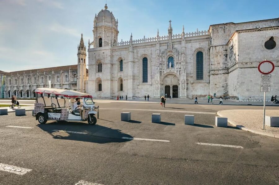Lisbon: Private Guided Tuk-Tuk Tour with Hotel Pickup - Graça and the climb rhythm: walking a little, riding a lot