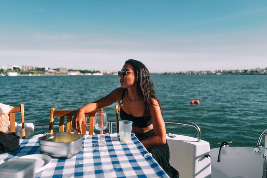 Lisbon: Private Luxury Catamaran Tour with Welcome Drink - Welcome wine and the onboard bar: how the drinks work in real life