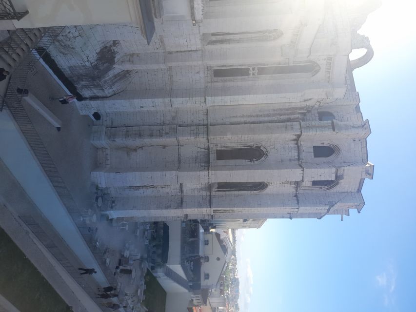 Lisbon: Private Tuk-Tuk Tour for 2 hours - São Vicente de Fora and Santa Engracia: culture without the long slog