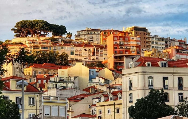 Lisbon: Private Tuk-Tuk Tour of Old Town & Scenic Viewpoints - From Praça do Comércio to Church of Saint Anthony: starting in the heart